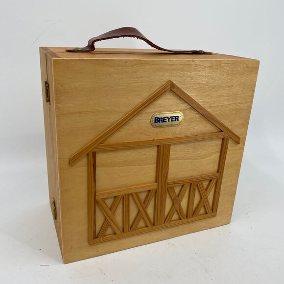 Breyer Brown Vintage Horse Barn Playset | Includes Dolls & Accessories - Picture 2 of 11